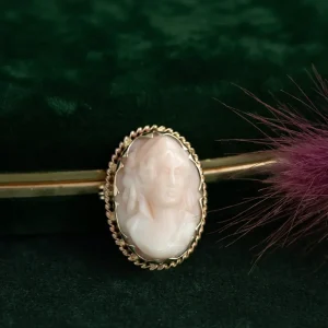 Outlet Gouden broche met angel skin koraal 14 krt Broches