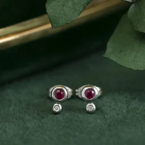 Fashion Witgouden oorstekers met robijn en diamant 18 krt Oorstekers | Oorbellen Met Edelsteen